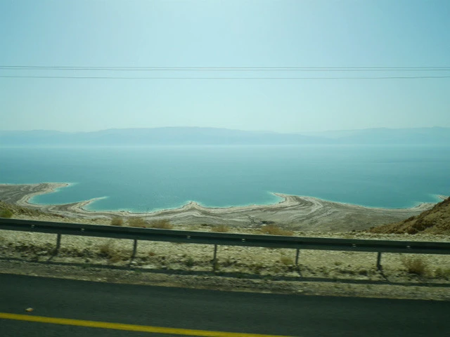 イスラエルのバスの車窓から見えた死海。奥にはヨルダンが見える