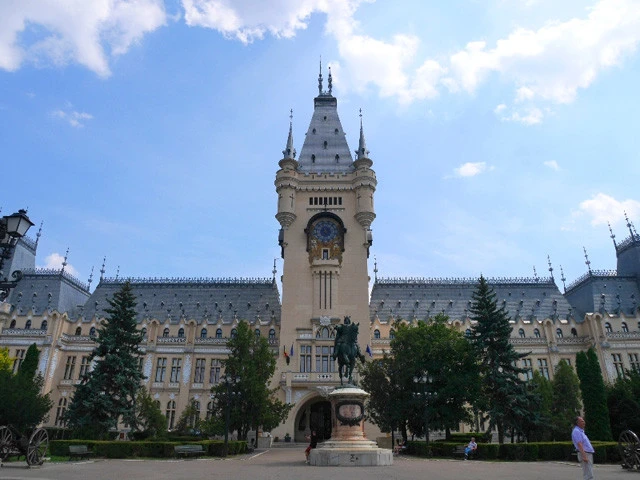 ヤシのランドマーク、ネオゴシック様式の「文化宮殿」