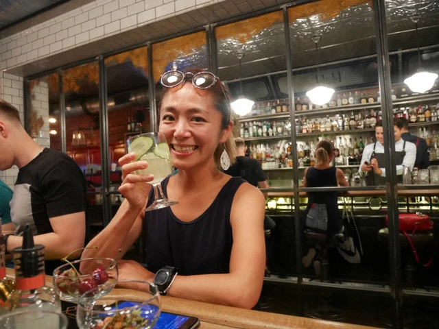 バーテンさん撮影「はしご酒する女旅人」