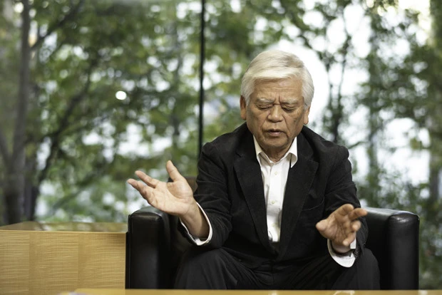 縄文の社会に絶対的な権力者はおらず、埋葬方法にも格差はなかった、と語る岡村道雄氏