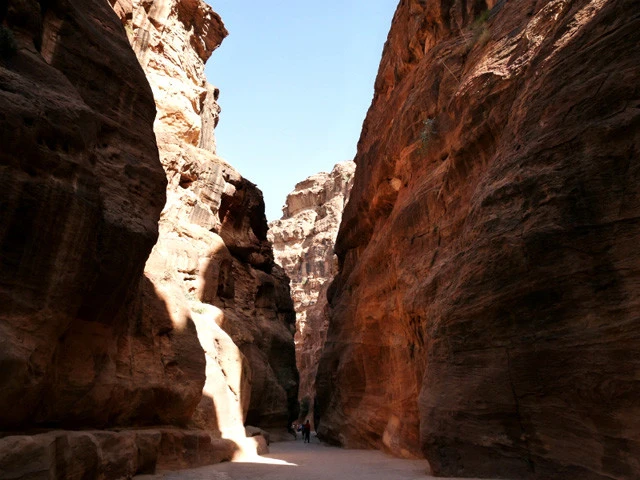 シークと呼ばれる切り立つ岩の道