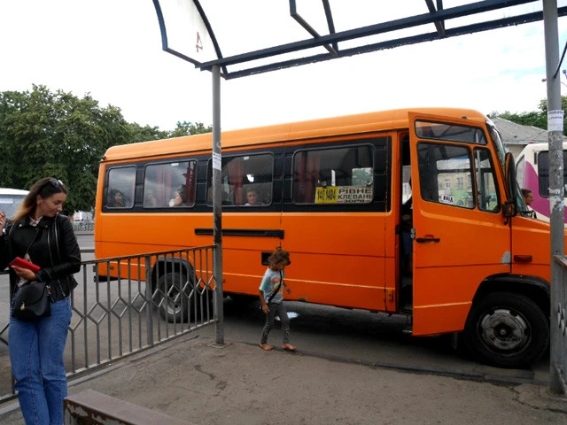 近郊の街クレヴァン行きはゲートの４番１４０４番のバス。お金をせがむ裸足の少女がいた