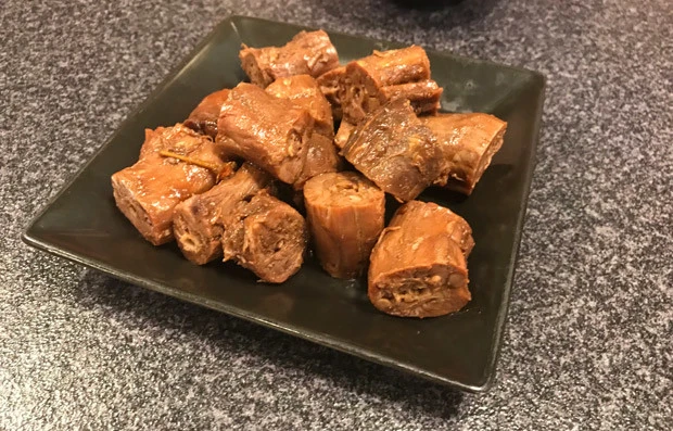 「周黑鴨」のアヒルの首はスナック感覚。香辛料が効いていてやみつきに