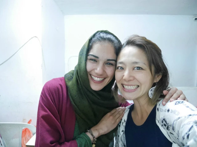 お祈りしてたのは多分彼女、フランス人の宿友のイスマちゃん。私スッピン眉毛ナイ……