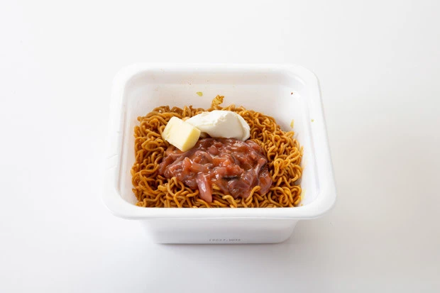 カップ焼きそばが高級焼きそばに! クリームチーズ塩辛焼きそば