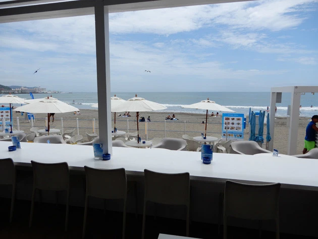 開放的な空間の店内。中からは由比ガ浜が一面に見渡せる