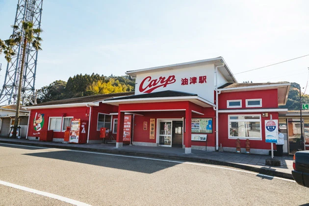 2月4日に行なわれたセレモニーでは広島の緒方監督が登場! 最後のひと塗りを行なった(写真は油津駅)