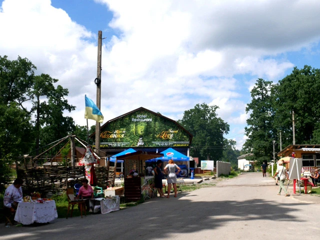 道路を横断する線路を右方向に進むと、トンネルの入り口がある