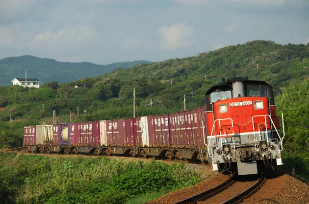 機関車1両、貨車7両の列車が一日1往復と、輸送量としては微々たるものだが、鉄道マンの底力を感じさせた