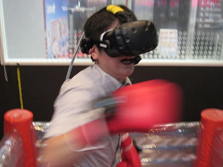 力強くパンチを打つミウラ