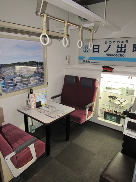 カラオケボックスには、電車の本物の座席がある