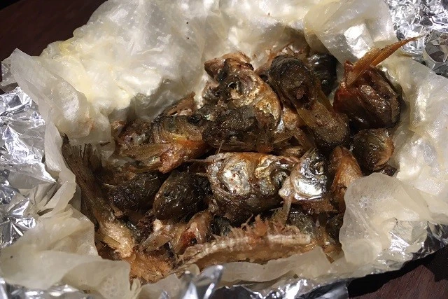 大漁の際には、今後の空腹をしのぐため携帯食を準備。画像は骨せんべいだが、しっかり頭まで使う