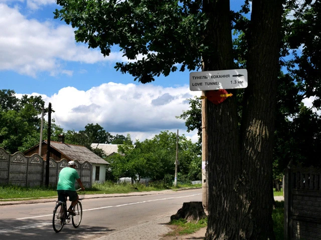 道しるべには「愛のトンネルまで１．５ｋｍ」と書かれている