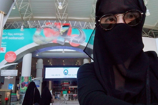 クウェート空港の出国ゲートにいる女性はみんなこのスタイルでした!