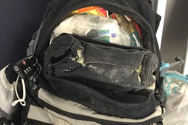 バックパックから白い粉が舞い上がった。画像よりも実際はもっと粉まみれ!