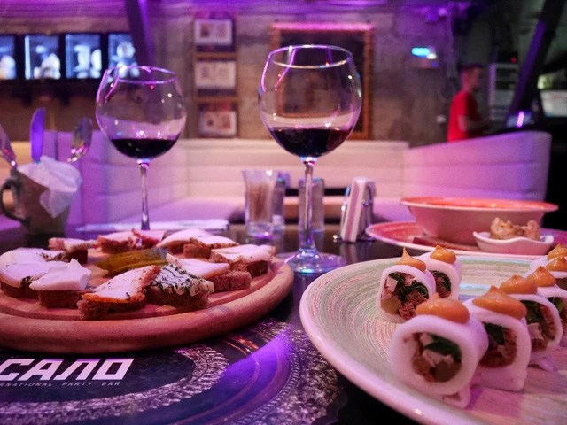 ビール２杯と、サーロ盛り、サーロ寿司、お土産も入れて、お値段３００フリブニャ（約１２００円）