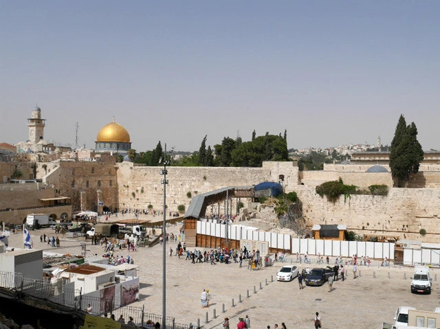ユダヤ教聖地「嘆きの壁」の昼間の様子。奥に見える金色のドームはイスラム教聖地「岩のドーム」