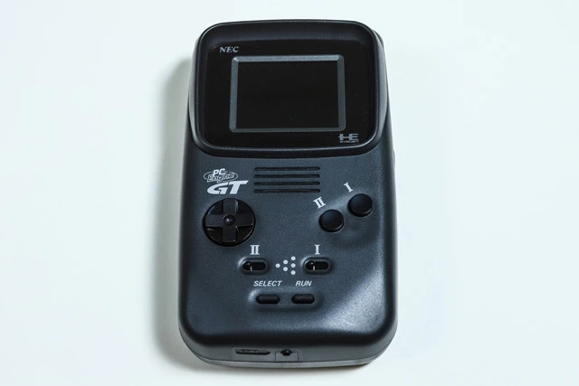 ＰＣエンジンＧＴ【１９９０年発売／ＮＥＣホームエレクトロニクス】 他社ハードと比べ非常に高価だが、カラー液晶の美しさは当時ピカイチ。チューナーをつければテレビも見られた。現代の市場では希少性が高い。発売時の定価は４万７０４０円