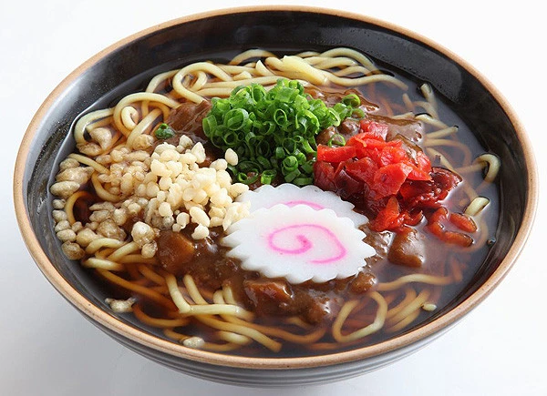 今、秋田で話題のグルメ『大曲(おおまがり)カレー旨麺(う~めん)』 。1980年代、大曲商店街で一時期ブームになったカレー旨麺を地元の人たちが復活させた。和風だしにラーメンの麺を入れてカレーをかける