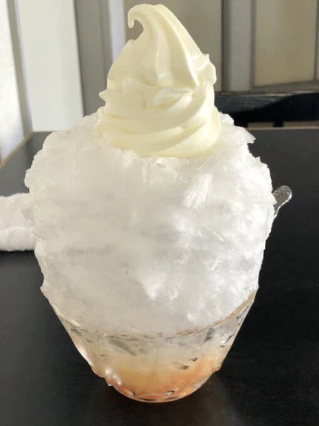 秋田の夏の風物詩『生(なま)グソ』。 秋田市にある夏季限定かき氷店「広栄堂」の「生グレープフルーツソフト」(500円)を略して「生グソ」。かなりのボリュームがある