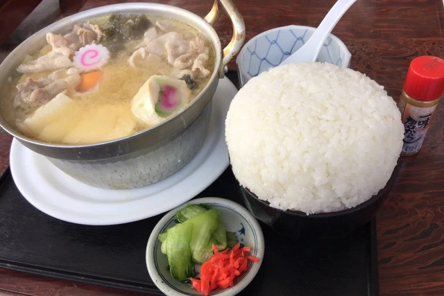 大盛りの店「御食事処 山(やま)の五代(ごだい)」の『チョモランマ盛り』。大盛りの店として有名な「山の五代」。ライスのチョモランマ盛りは3合。ダブルチョモランマ盛りは6合(写真はチョモランマ盛り)