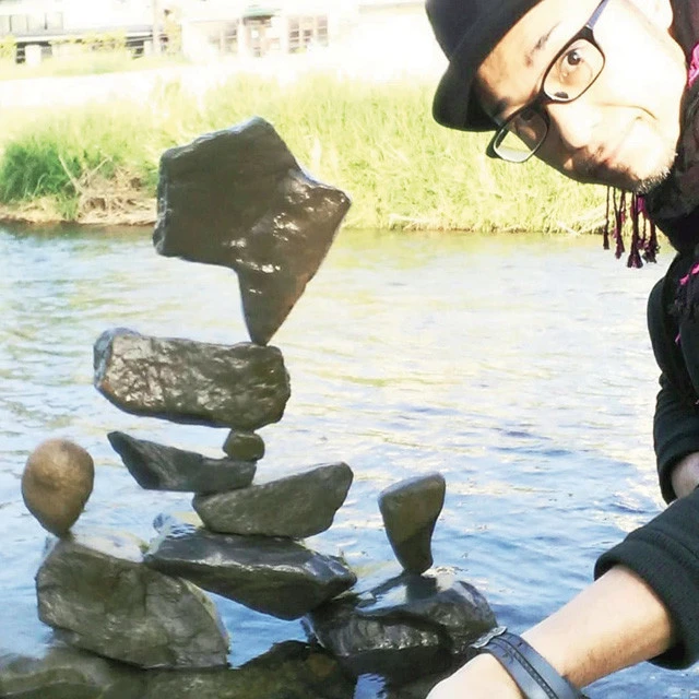 制作者の池西さん。平日は高野川の高野橋周辺、休日は出町柳の鴨川デルタの周辺で制作しているとのこと