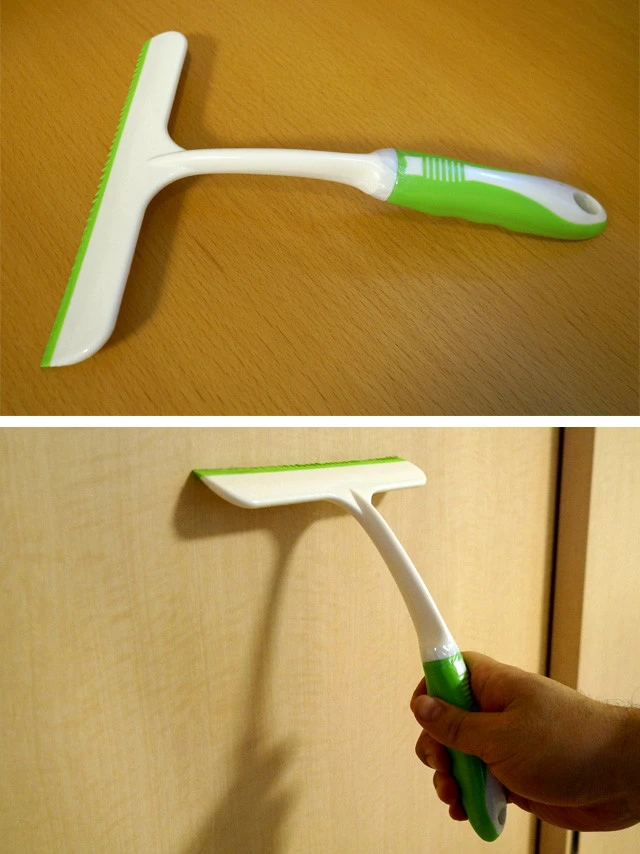 スクイージーのゴム部分に５ｍｍ間隔で切り込みを入れる。床や壁を撫でるようにこすると、ホコリの飛散を防ぎながらしっかり除去できる