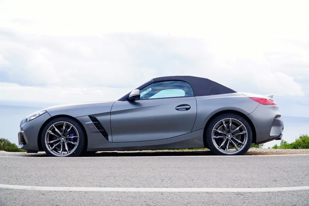 自動開閉式のソフトトップを採用!!