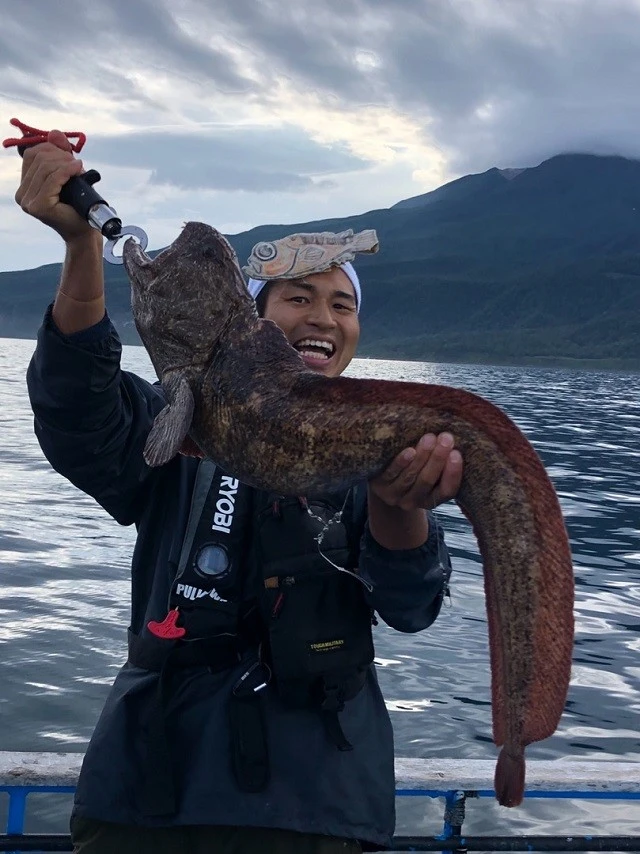 「３００種類の魚を釣るまで、釣った魚しか食べない」さかな芸人ハットリが直面した死の瞬間とは