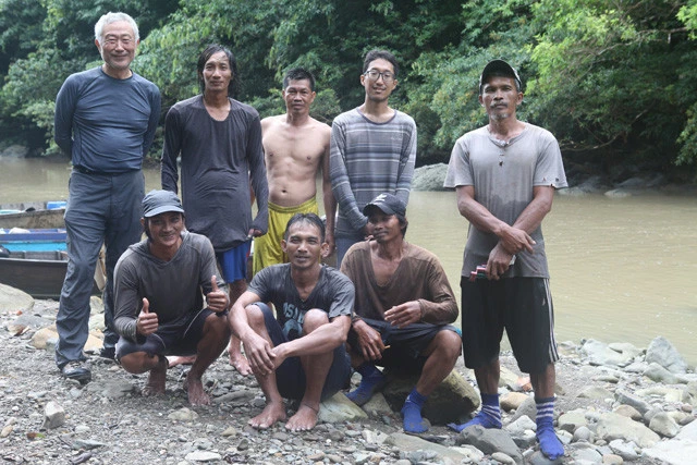 （後列左から）坪内俊憲氏（６３歳）、クリン（３０歳）、バスリン（３０歳）、石上淳一氏（３１歳）、（前列左から）エンディック（３２歳）、リジャム（３６歳）、サプリ（４８歳）、アフマッド（４５歳）。ジャングルを共に歩いたメンバー