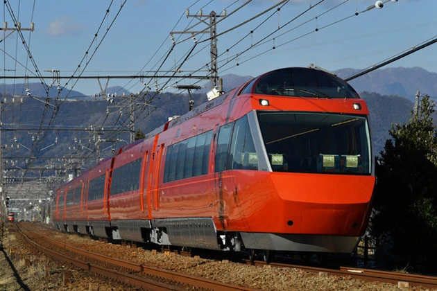 7月11日に第2編成もデビュー。現在は新宿と箱根湯本を結ぶ「はこね」や、片瀬江ノ島とを結ぶ「えのしま」など、さまざまな特急で活躍中