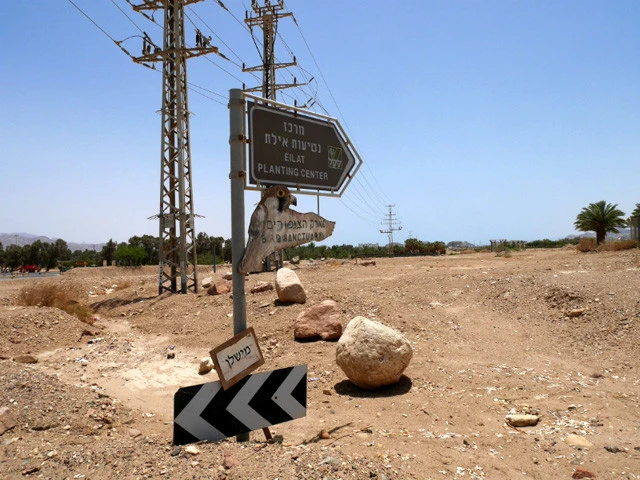 最寄のバス停から国境まで徒歩２ｋｍ
