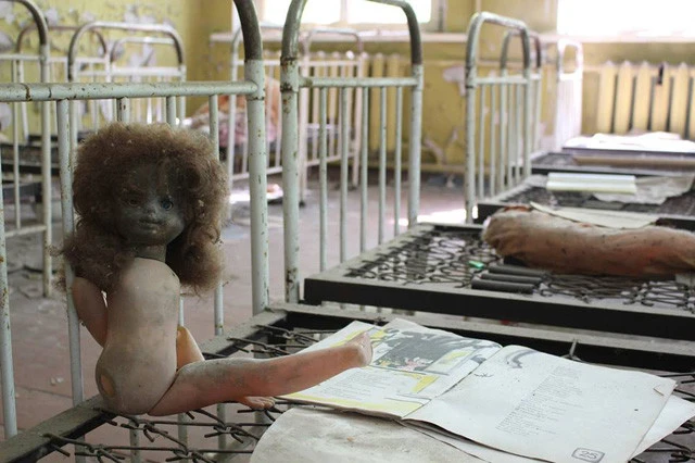 チェルノブイリツアー。廃墟に残された人形(写真提供:旅友の阿部さん)