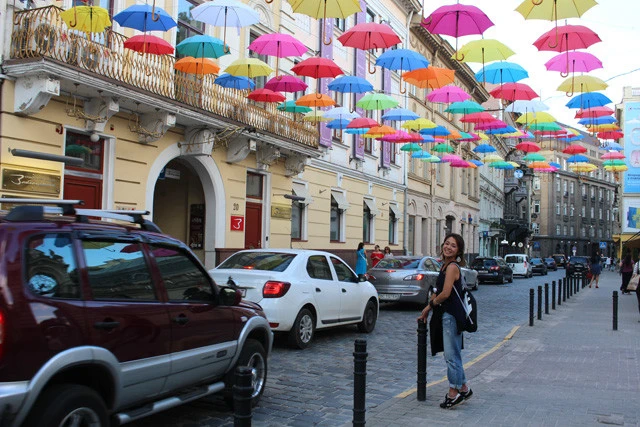 リヴィウ街中。カラフルな傘が飾られた通り
