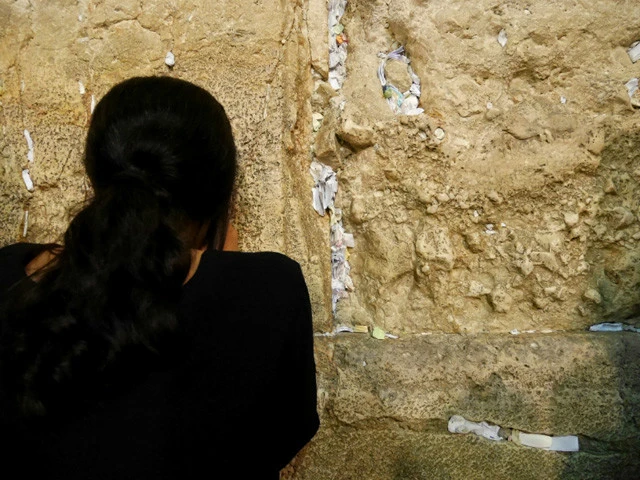 石の間には願いごとの書かれた紙が詰まっている