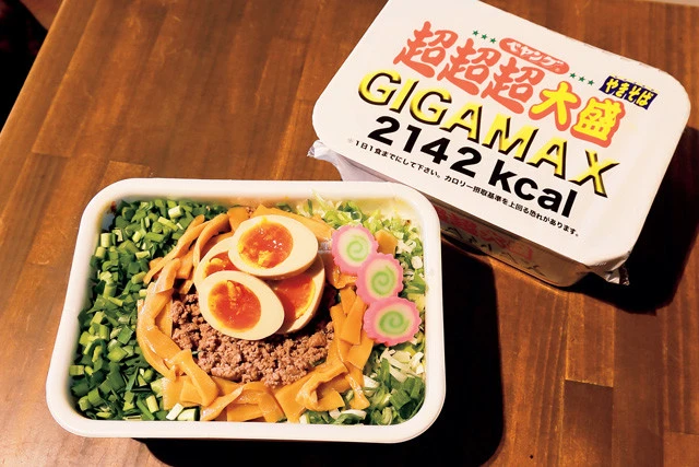 <使用食材>ペヤングソースやきそば(超超超大盛MEGAMAX、まるか食品)、食べるラー油(ユウキ食品)、半熟煮卵、長ネギ、合いびき肉、牛脂、ニラ、ガーリックパウダー、ナルト