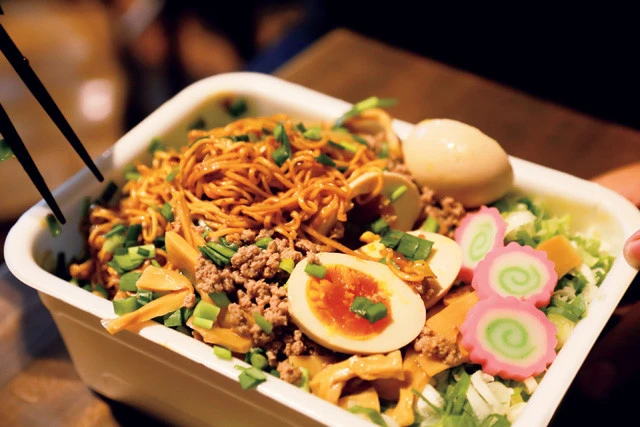 ひき肉、食べるラー油、そしてペヤングが絶妙に絡み合う。思わずうなるうま辛さ!