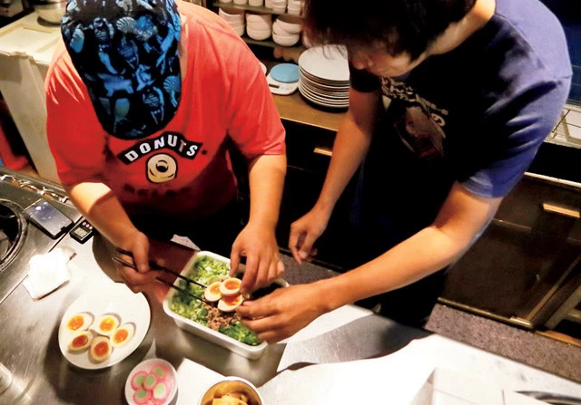 野島氏と野々村氏は、食欲をそそられる見た目にするため、意見をぶつけ合いながら、盛りつけを行なった