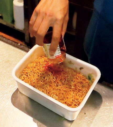 食べるラー油1瓶(90g)を全投入! さすがにオイリーすぎる......と思いきや、意外と適量