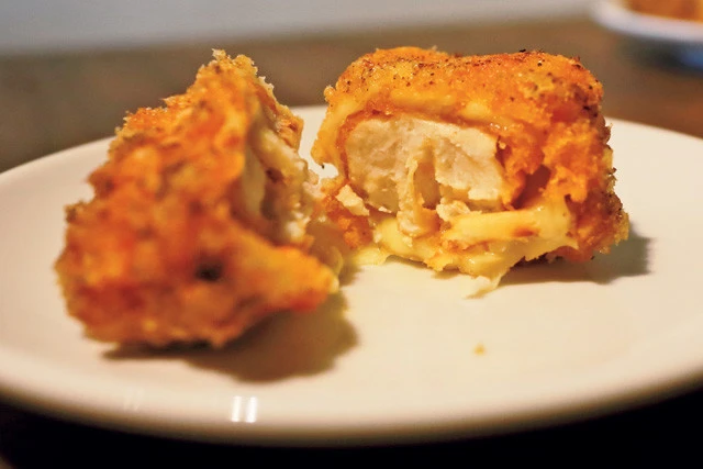 からあげクン、チーズ、うまい棒の衣という三重構造になった超肉厚から揚げ。噛んだ瞬間、口内が肉汁とチーズで満たされる