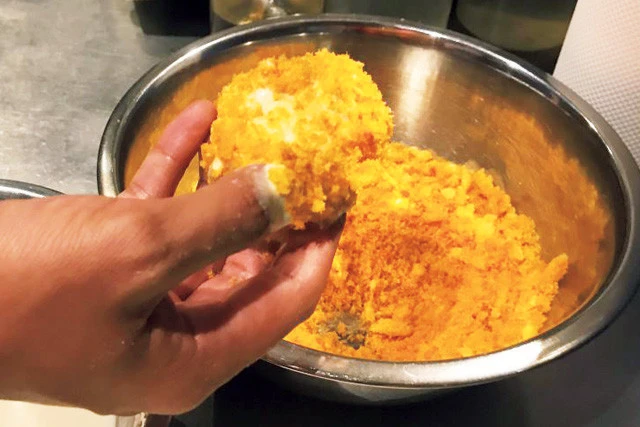 うまい棒を衣に使用することで食感がサクサクになり、めんたい味がほのかに漂う