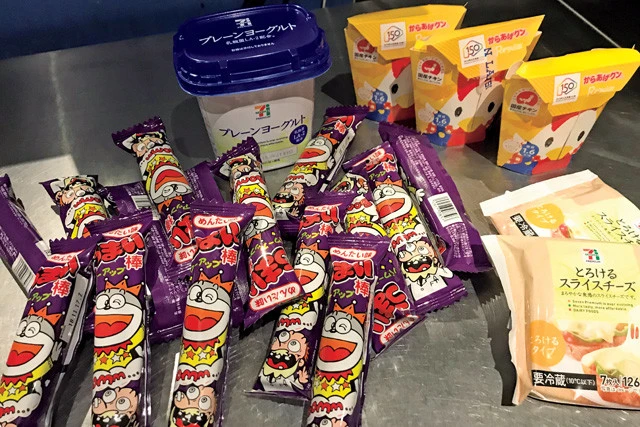 衣をたっぷり作るため、大量のうまい棒が必須! ただ、コンビニで手軽に購入できる