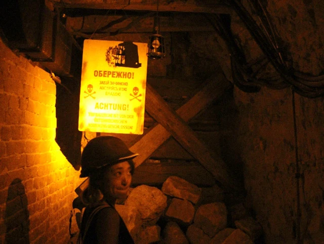 入店するとヘルメットをかぶらされる