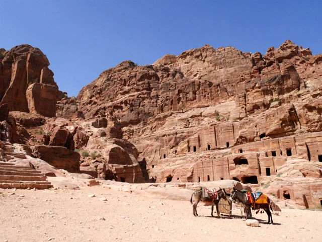 遺跡群の中を歩く