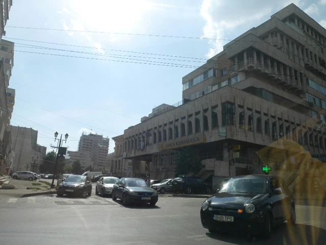 バスの車窓。目的地までの道のりは殺風景であり、たまにチラホラと教会があるくらい