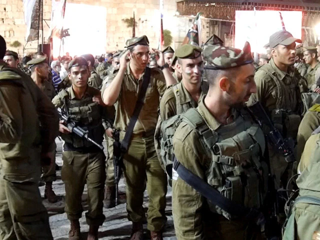 大勢の兵士！　間近で見る銃の威圧感！