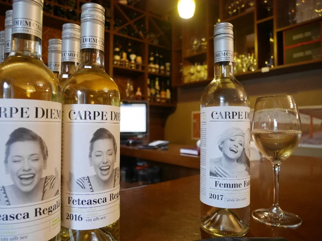 ワイン１杯５０モルドバレイ（約３３０円）。ワイン専門バーだったので、物価の安いモルドバにしえは高め