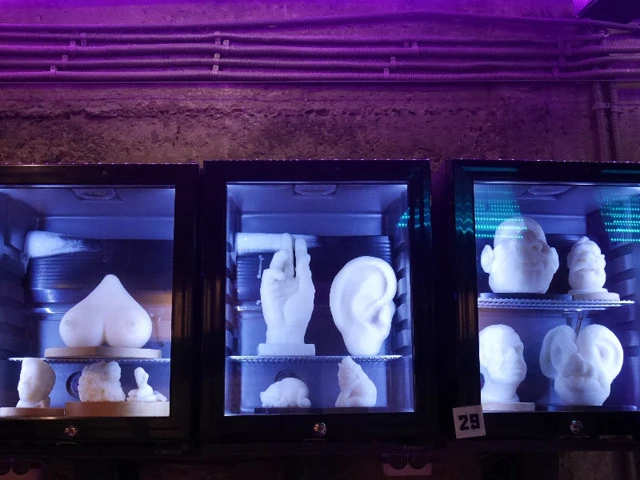 店内にはサーロで作られたアートが飾られている