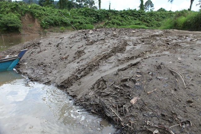 川岸で見かけた３ｍ級の巨大ワニの上陸跡。このくらいの大きさになると平気で人を食べるという。夜はいつ襲われるかと不安になった……
