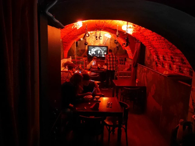 怪しい地下では何が行なわれているのだろう